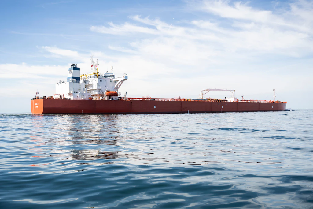 Der Öltanker „Kira K“ in der Ostsee. Greenpeace zählt das Schiff zur russischen Schattenflotte und beobachtet zuletzt eine Verlagerung russischer Öltransporte.