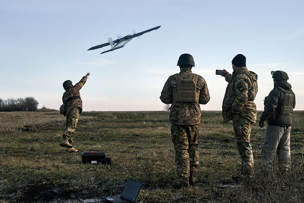 Ukrainische Soldaten starten eine Drohne gegen russische Stellungen in der Nähe von Bachmut.