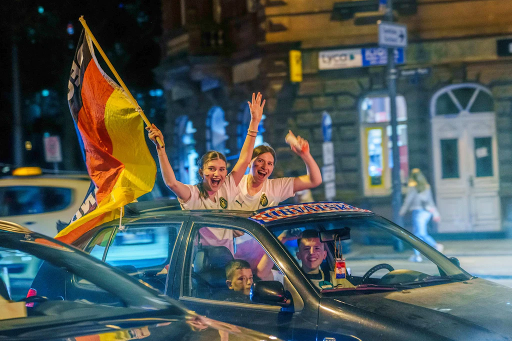 Auch wenn die Freude groß ist: Hupkonzert beim Autokorso zum Beispiel bei WM-Erfolgen ist nicht erlaubt. Allerdings drückt die Polizei da fast immer ein Auge zu.