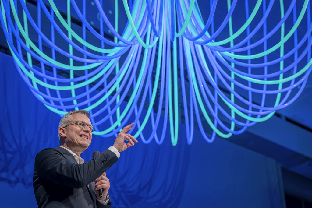 Digitalminister Wildberger auf der KI-Messe: Große Ambitionen, dünne Bilanz