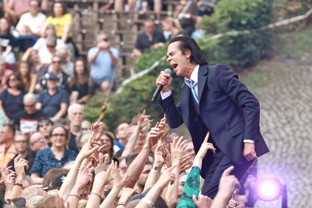 Nick Cave in der Waldbühne: Immer wieder geht der Rockstar im Dreiteiler mit seinen Fans auf Tuchfühlung.