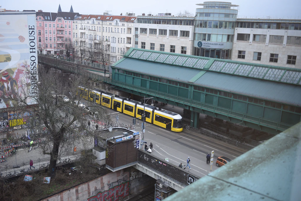 Die Schönhauser-Allee-Brücke überquert in Prenzlauer Berg die Ringbahn. Während sie abgerissen und neu gebaut wird, soll die U2 auf der Hochbahn weiter fahren.