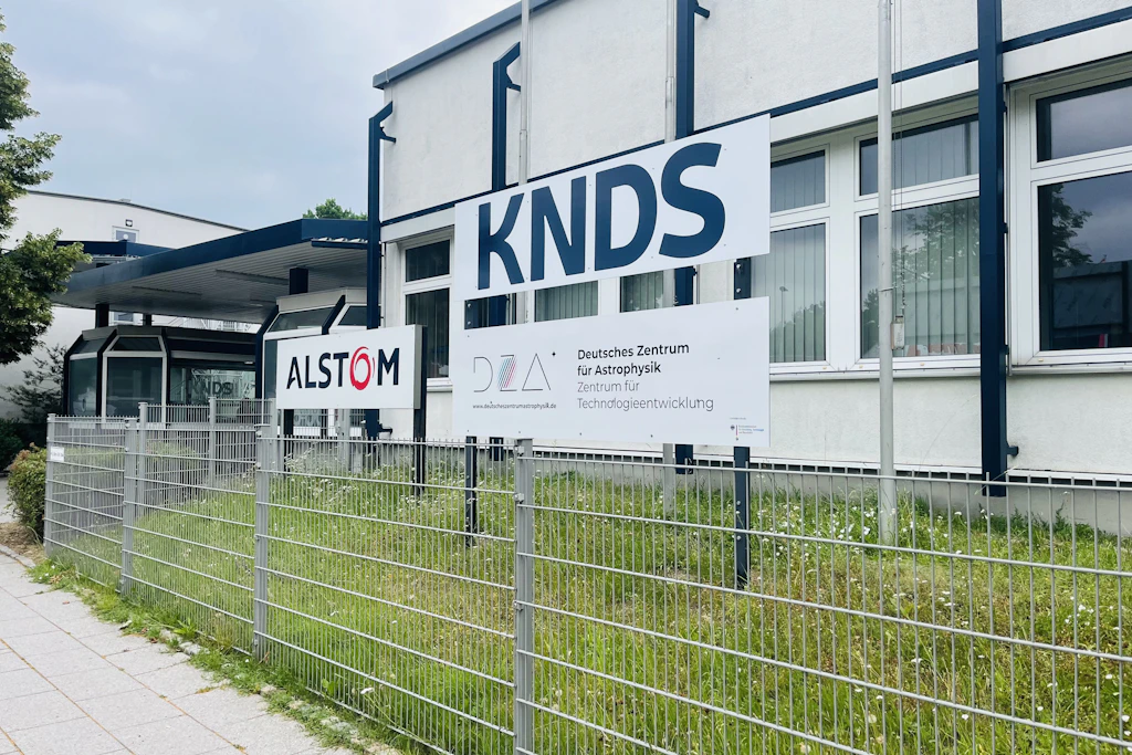 Das Alstom-Schild grüßt noch am Werkstor