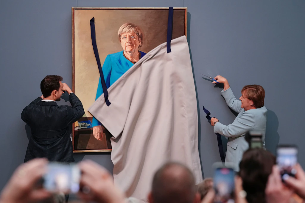 Angela Merkel und der Künstler Jérémie Queyras enthüllen am Dienstagabend das Kanzlerinnen-Porträt.