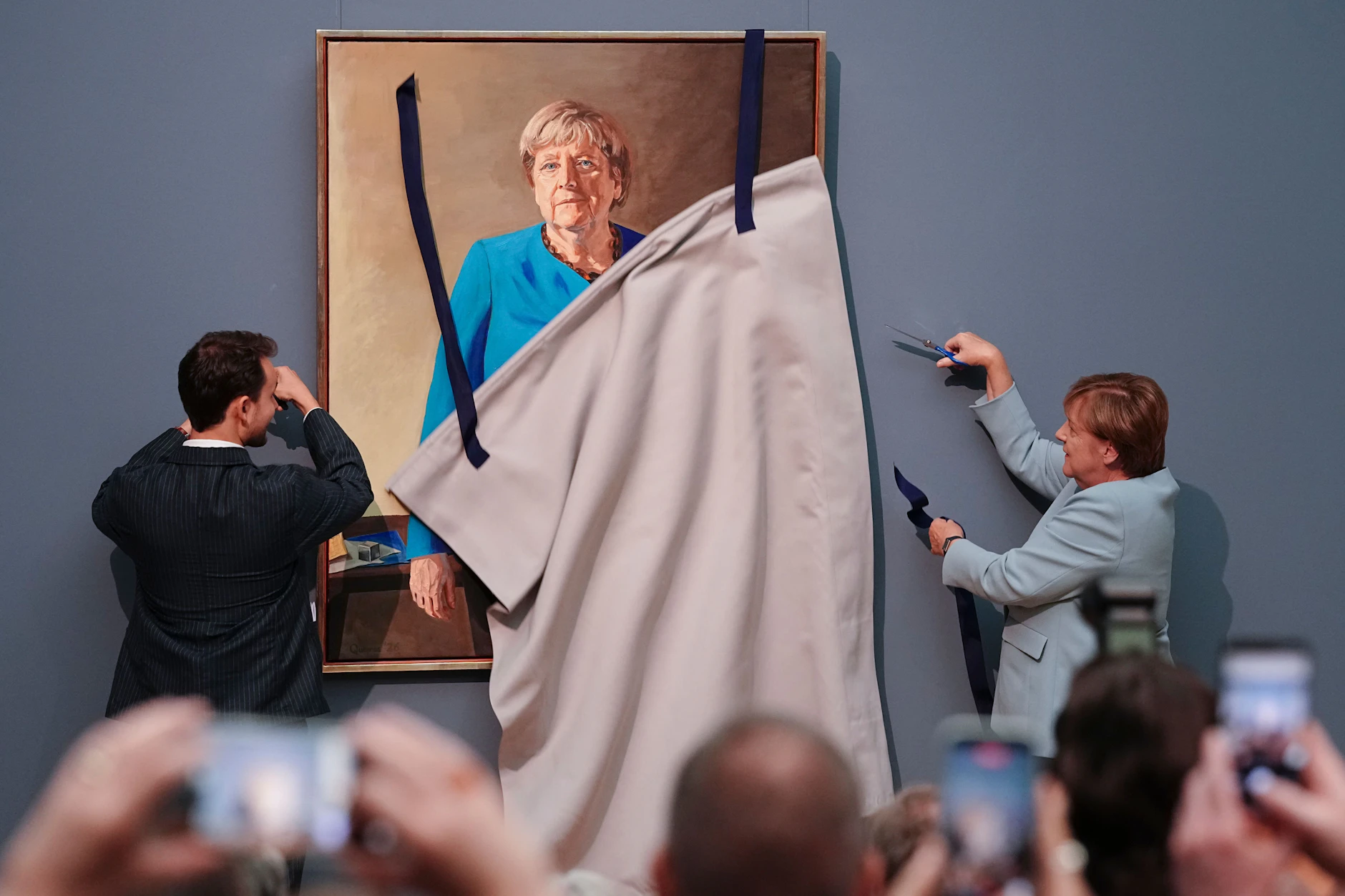 Angela Merkel enthüllt ihr Porträt.
