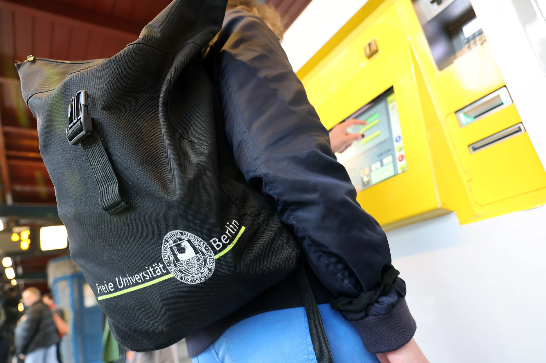 Ticketkauf am Automaten: So ein Bild gehört bald der Vergangenheit an. Die BVG schafft die Fahrkartenautomaten ab.