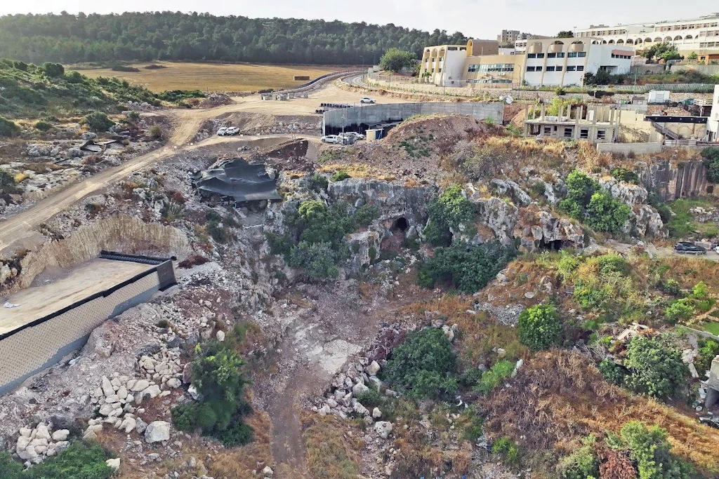 Die 400.000 Jahre alte Höhle bei Fureidis südlich von Haifa aus der Luft – mitten im modernen Stadtgebiet.