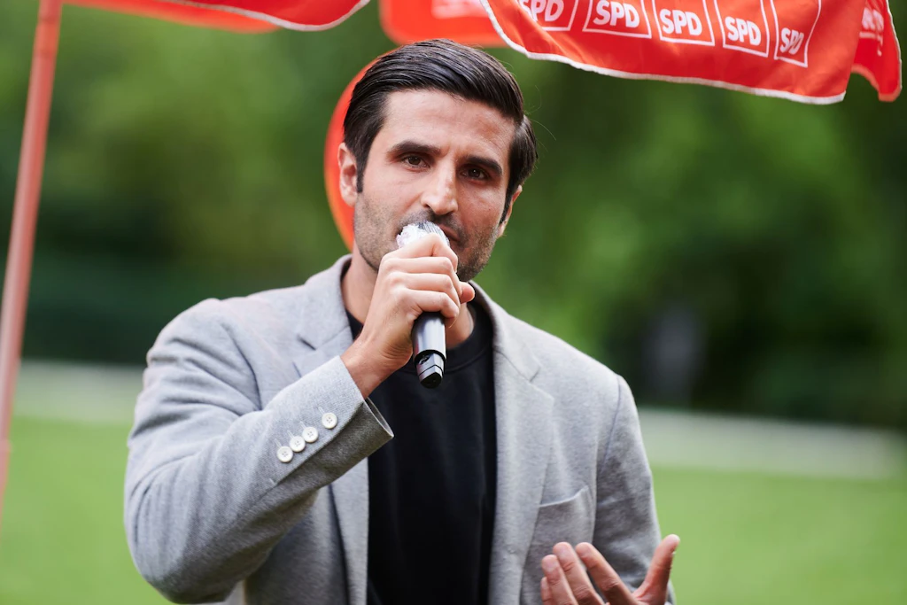 Kian Niroomand, Vorsitzender der AG Migration und Vielfalt, wirbt für seine Partei.
