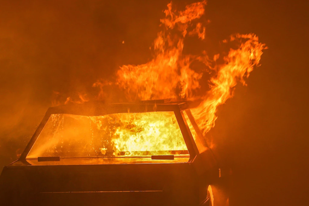 Ein Feuerwehrmann aus Sachsen-Anhalt ist wegen sieben Autobrandstiftungen angeklagt.