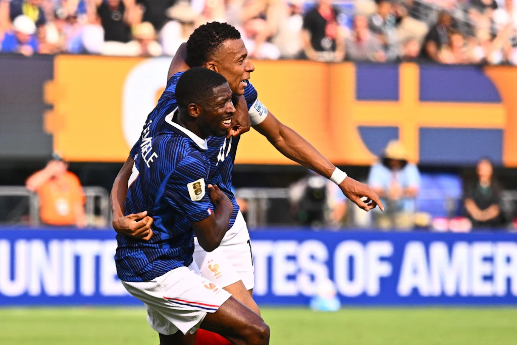 Die besten im Turnier? Kylian Mbappé (r) jubelt nach seinem Tor zum 1:0 der Franzosen gegen Schweden mit Ousmane Dembélé.