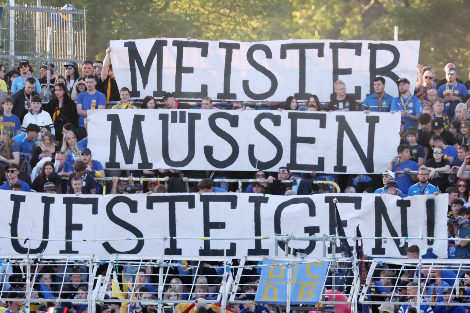 Fans von Lokomotive Leipzig bekunden ihre Meinung zur Regionalligareform: "Meister müssen aufsteigen."