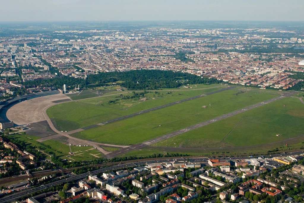 Das Tempelhofer Feld gilt für viele Berliner als Symbol für Freiraum. Nun wird erneut über eine Randbebauung diskutiert.