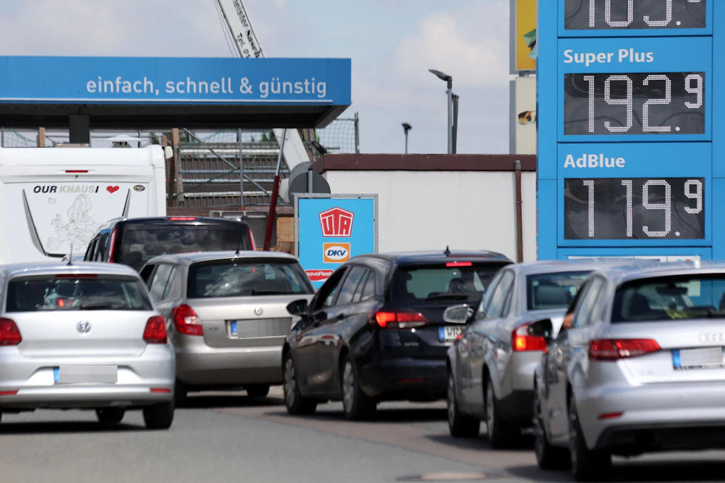 Lange Autoschlangen bilden sich vor 12 Uhr an einer Tankstelle. Am letzten Tag vor dem Ende des Tankrabatts zog es bis Mittag noch einmal viele Autofahrer an die Zapfsäulen. Ab dem 1. Juli 2026 endet die Steuersenkung.