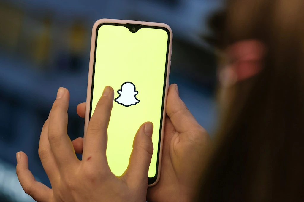 Auch Snapchat fällt unter die angekündigten britischen Jugendschutzvorgaben.