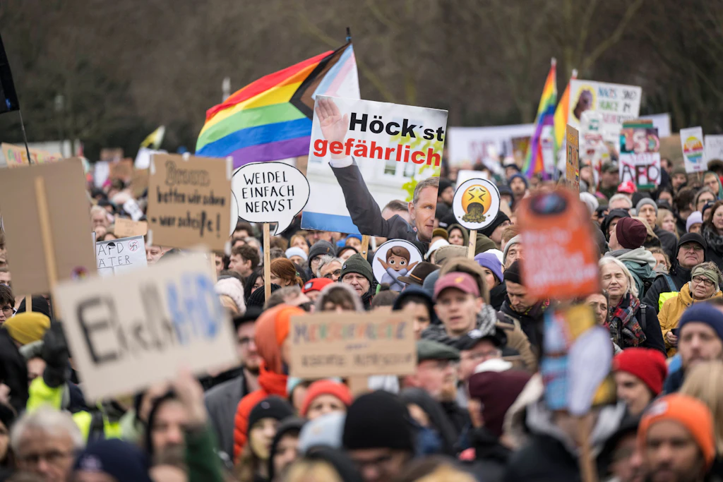 Berlin: Teilnehmer einer Demonstration unter dem Motto „Aktionstag Hand in Hand&nbsp;– Wir sind die Brandmauer gegen Rechtsextremismus“.