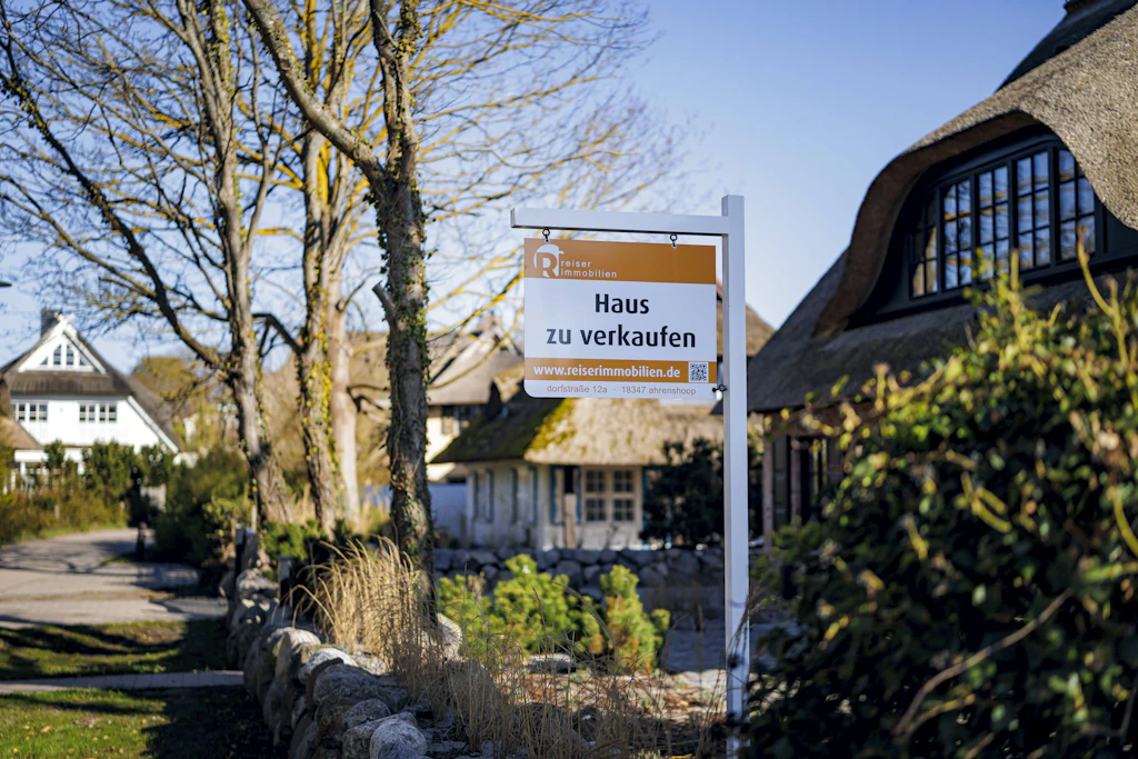 Ein Haus an der Ostsee zu verkaufen: Rostock bietet derzeit zwei Wochenendhäuser aus DDR-Zeiten an, das günstigste für 15.000 Euro (Symbolbild).