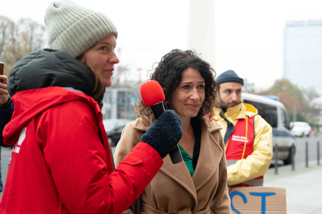 Berlin 2022: Antonia Becher (l), Campact-Campaignerin, spricht mit Bettina Jarasch (Bündnis 90/Grüne), vor Demonstranten vor dem Roten Rathaus.