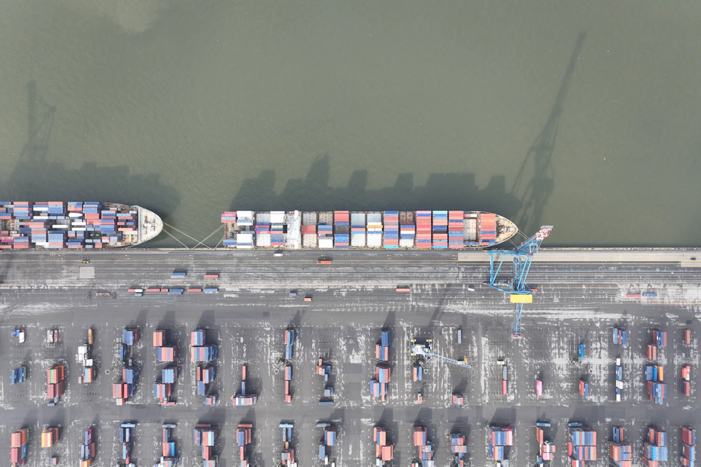 Containerschiffe im Hafen von Antwerpen.