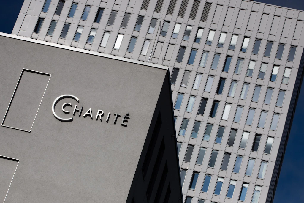 Das Bettenhochhaus der Charité in Berlin-Mitte: Das GKV-Spargesetz hat auch finanzielle Folgen für das Uniklinikum.