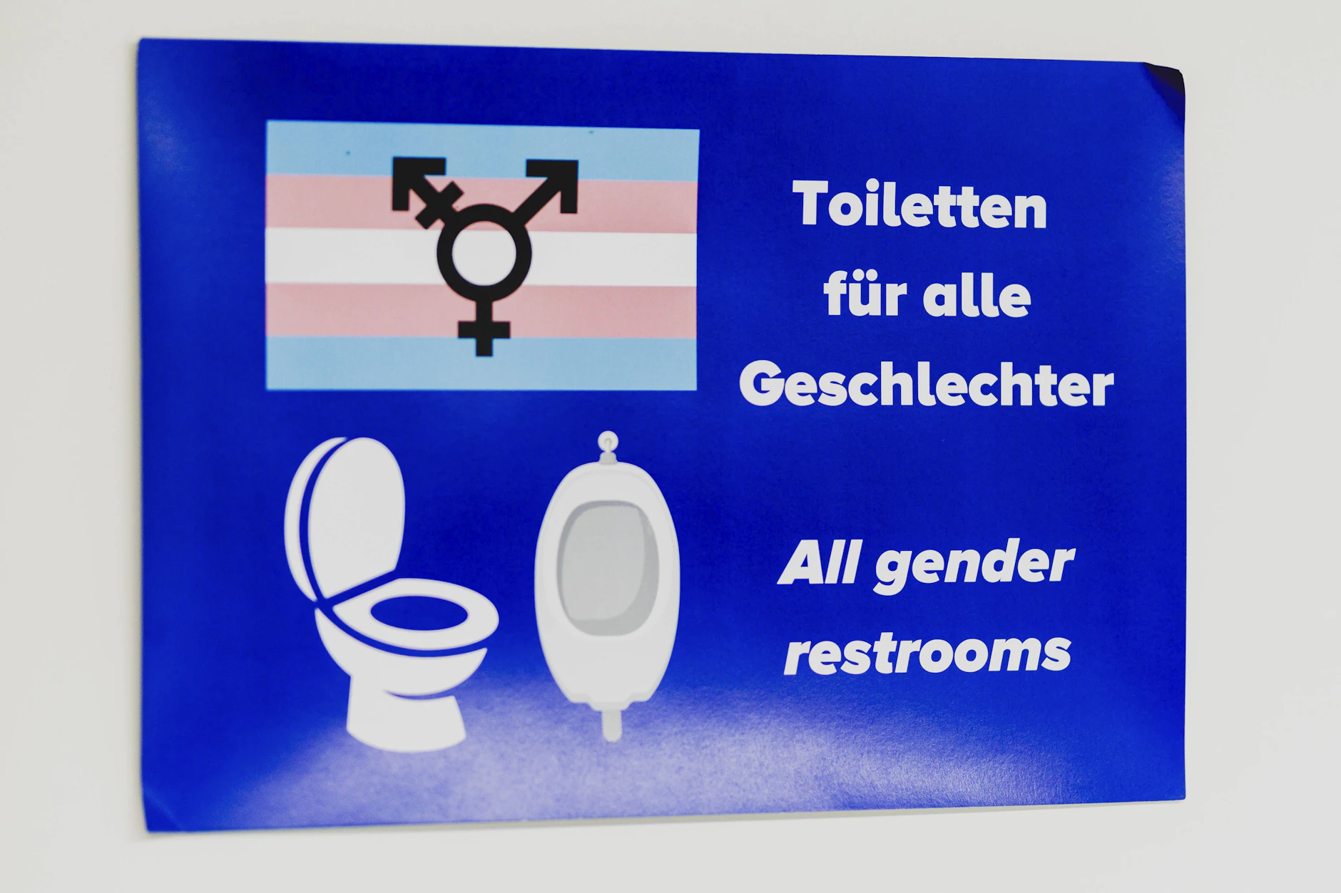Hinter dem Konzept der geschlechtsneutralen Toiletten steht der Gedanke, dass alle Menschen sich auf der Toilette, unabhängig von ihrem Geschlecht, wohl fühlen sollen.