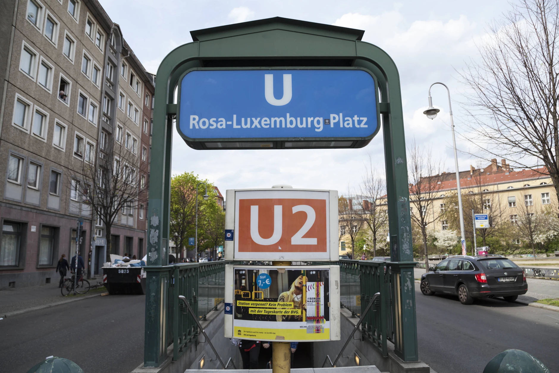 Am Rosa-Luxemburg Platz in Mitte beginnen Bauarbeiten am U-Bahnhof.