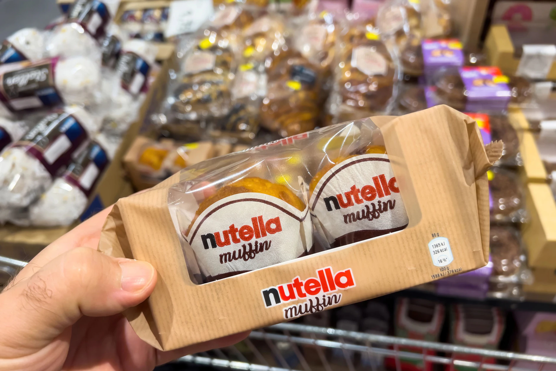 Bei der Produktion sind Metallteile in die Nutella-Muffins gelangt, die beim Verzehr gefährlich werden können.