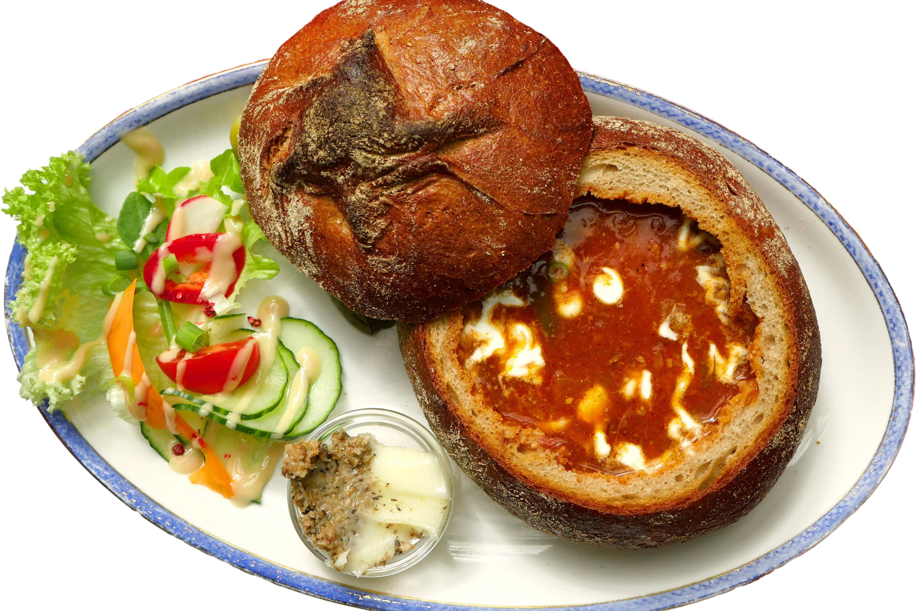 Eine pfiffige Servier-Variante: Eine Soljanka kann man auch in einem aufgeschnittenen Brot mit Salatbeilage auf den Tisch bringen.