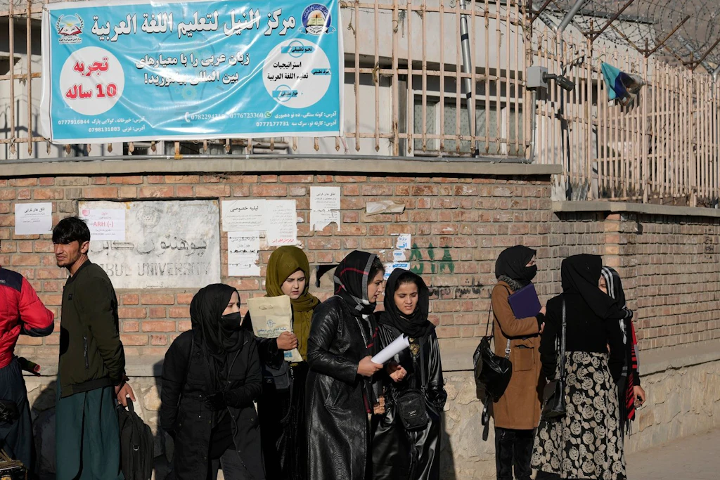 2022: Die islamistischen Taliban haben in Afghanistan Frauenrechte erneut drastisch beschnitten. Frauen dürfen ab sofort keine Universitäten mehr besuchen.