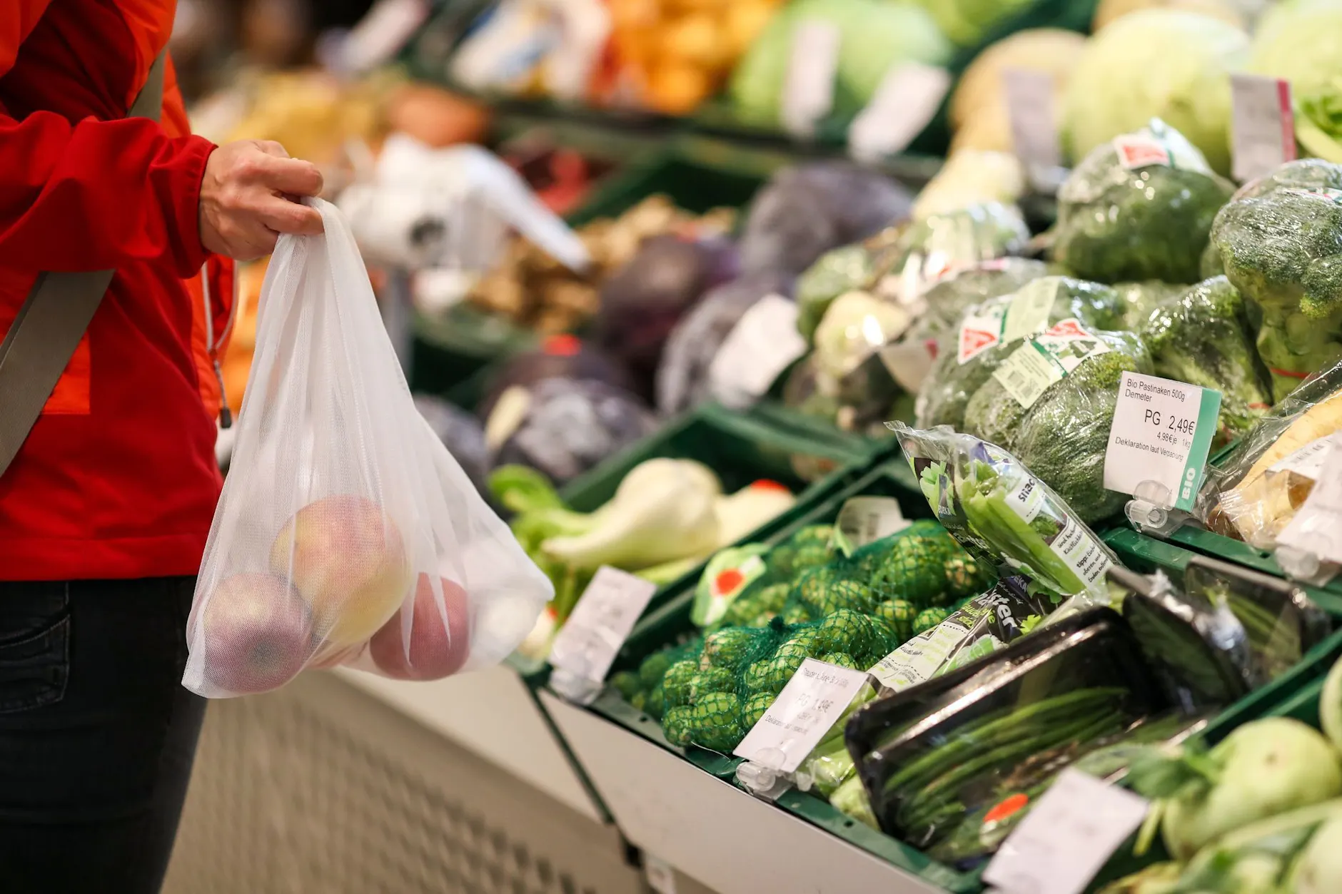 Wer im Supermarkt zur Mehrwegtüte greift und unverpacktes Obst und Gemüse wählt, spart künftig bei der Plastiksteuer.