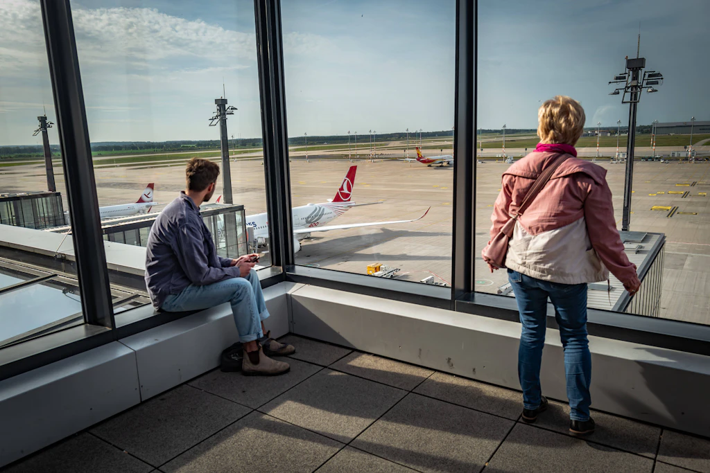 Start in den Urlaub: Passagiere am Flughafen Berlin Brandenburg. In diesem Jahr dauern die Sommerferien vom 9. Juli bis 22. August.