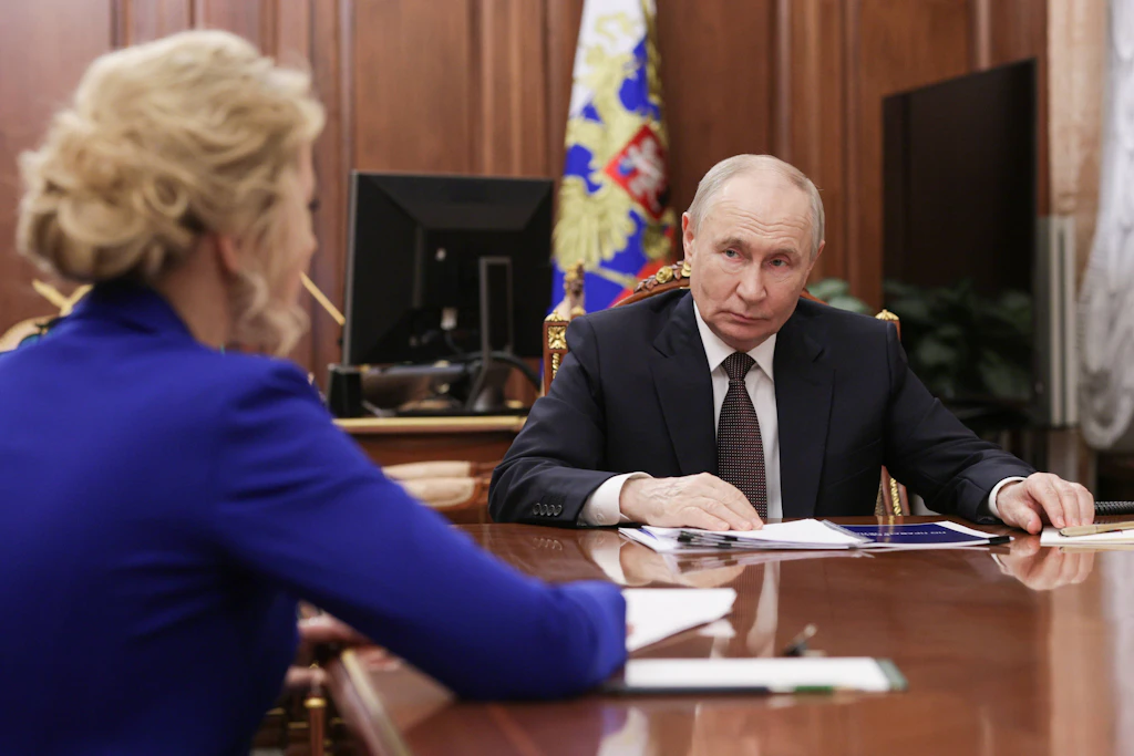 Wladimir Putin im Gespräch mit Yana Lantratov, der Menschenrechtsbeauftragen in Russland