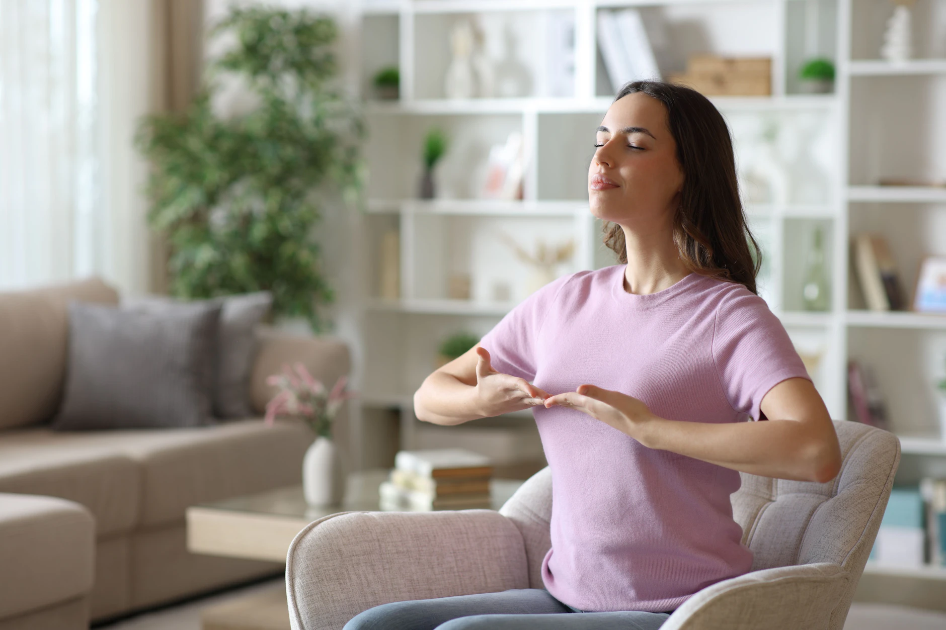 Bauch einziehen und anspannen, das stärkt die tiefe Muskulatur. Sie können die Übung mit bewusstem Einatmen tief in den Bauch hinein verbinden.