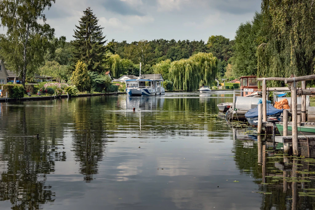 Die Niedrigwasserampel an der Müggelspree steht auf Rot.