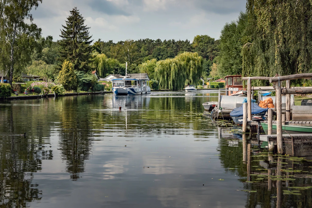 Die Niedrigwasserampel an der Müggelspree steht auf Rot.