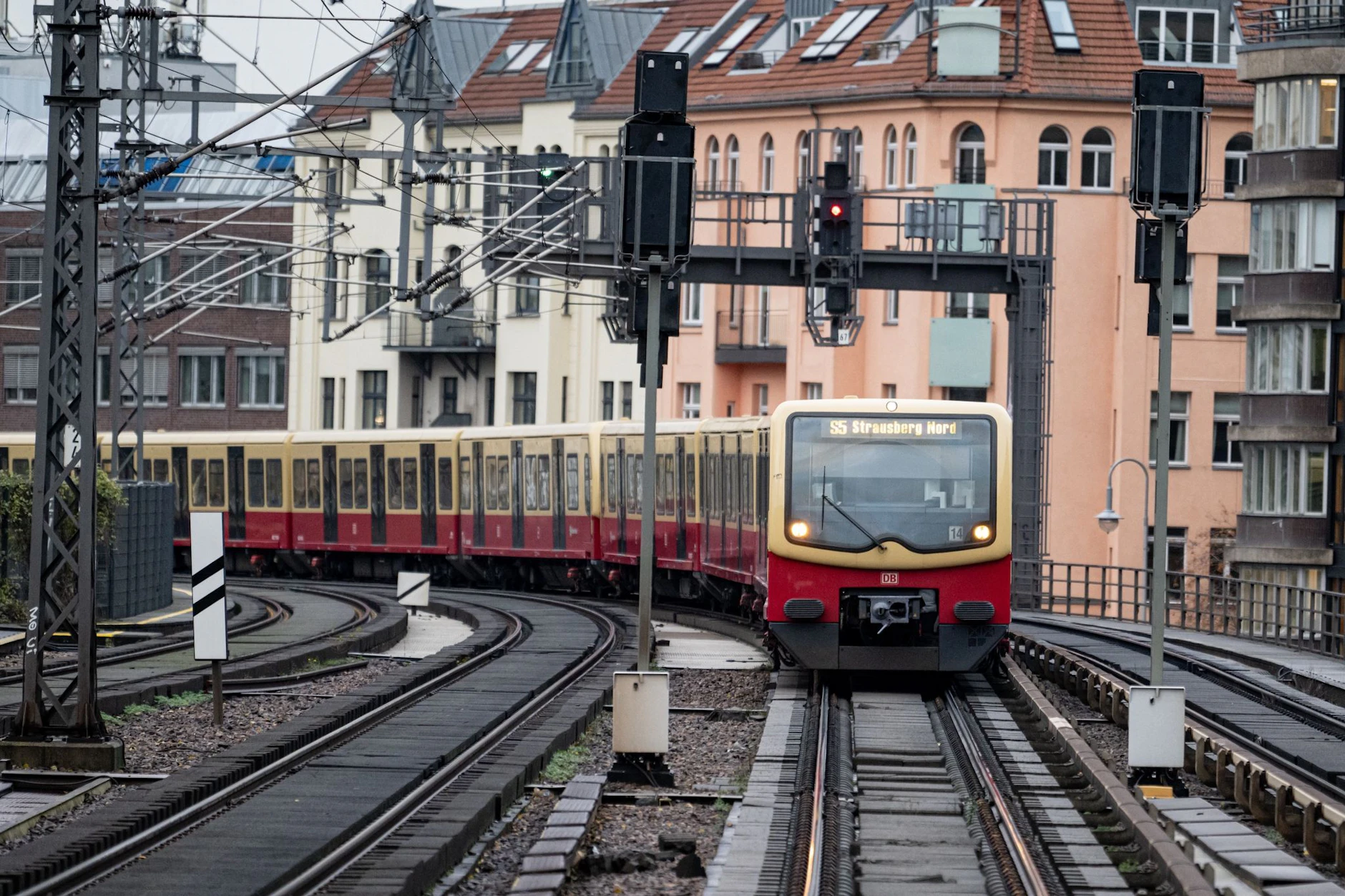 Bei der S-Bahn wird auf vielen Strecken in den Ferien gebaut.