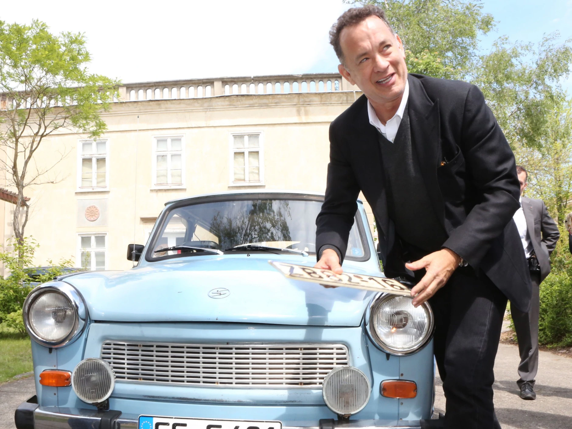 Hollywood-Star Tom Hanks und sein Trabi: Der Schauspieler bekam am 17. Mai 2014 in Eisenhüttenstadt (Brandenburg) das DDR-Kultauto geschenkt.