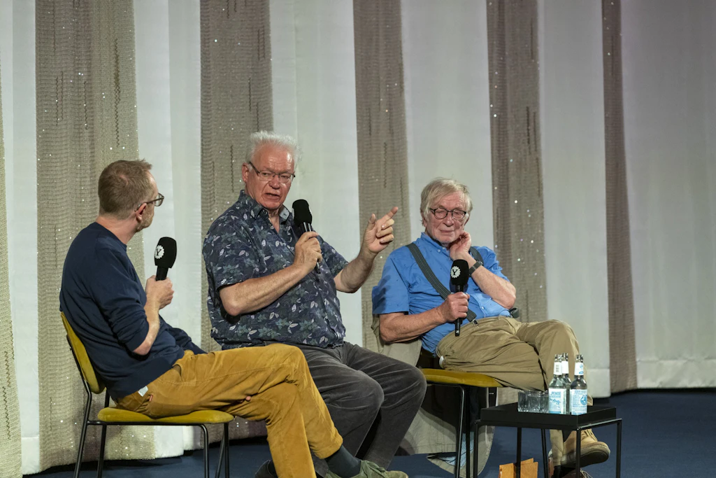 Der Schauspieler Hermann Beyer, der Kameramann Peter Badel und der Filmhistoriker Andreas Kötzing (v.r.n.l.) sprechen im Kino International über Frank Beyers Film „Die Spur der Steine“.