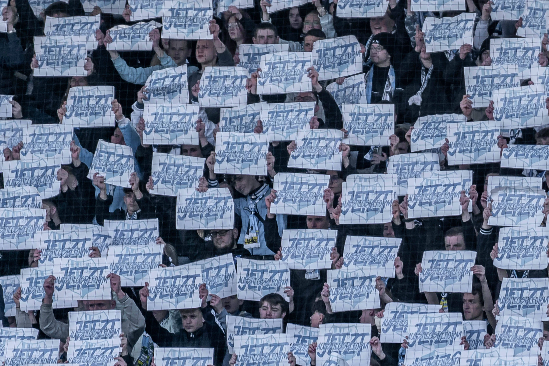 Choreografie der Fans von Chemnitz für eine Aufstiegsreform.