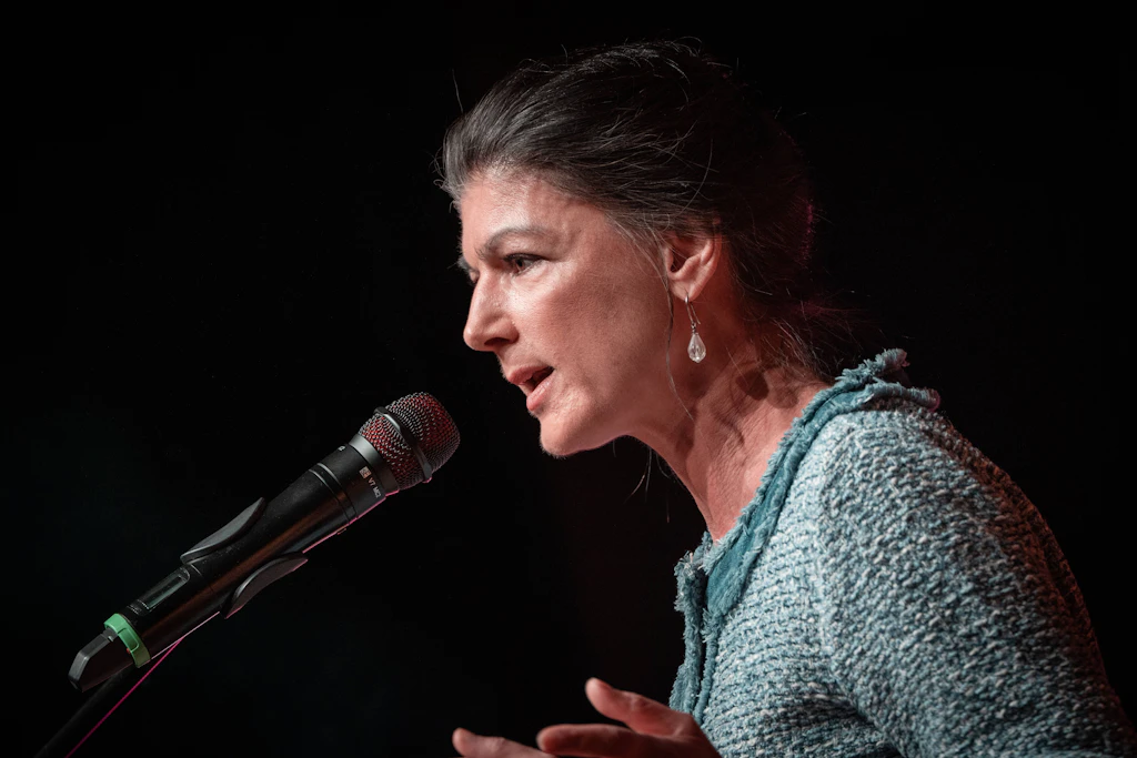 Die BSW-Gründerin Sahra Wagenknecht greift ARD und ZDF scharf an und fordert die AfD zum Duell in Ostdeutschland.