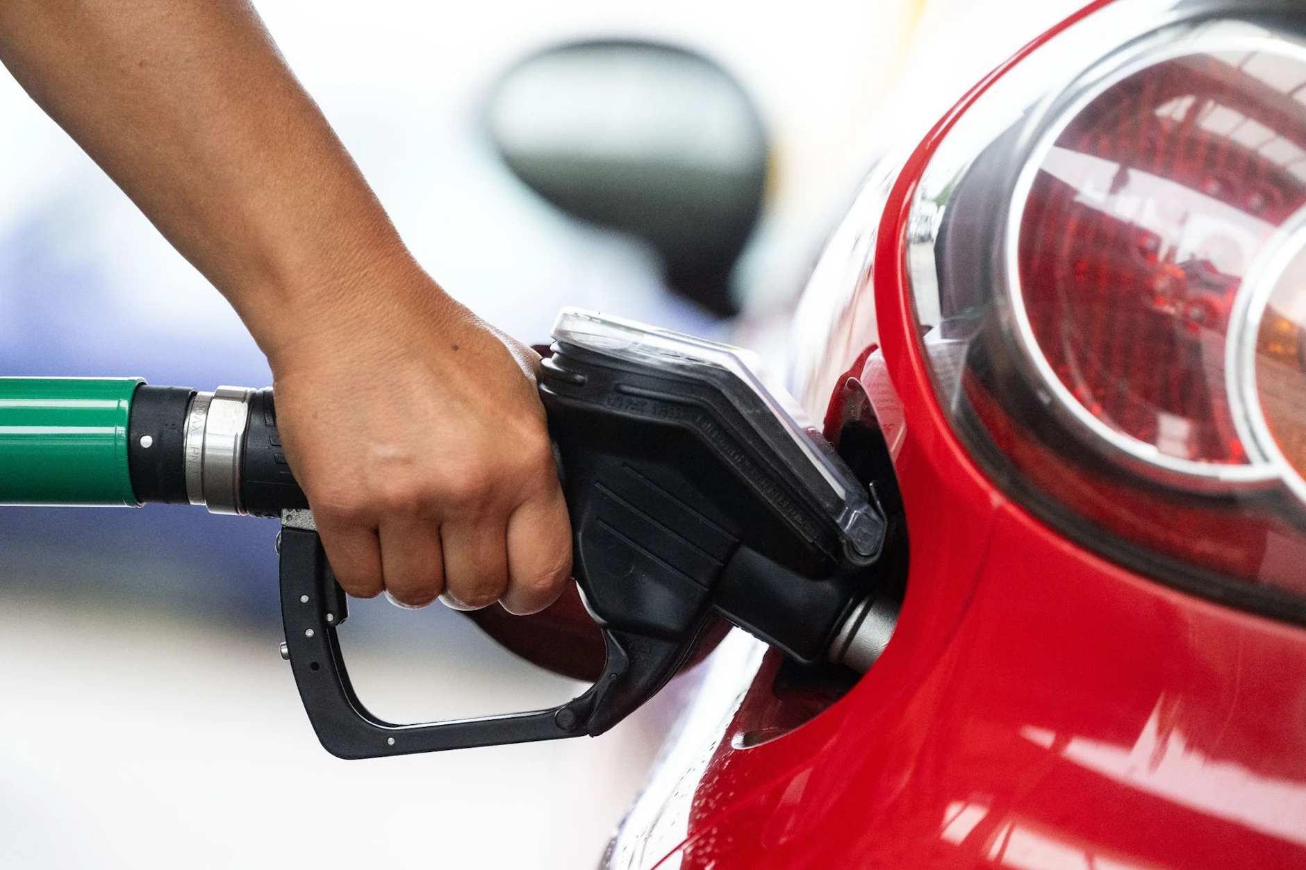 Tankstellen in Niedersachsen, die sich nicht an die 12-Uhr-Regel hielten, wurden bei 55 Euro Strafe verwarnt.