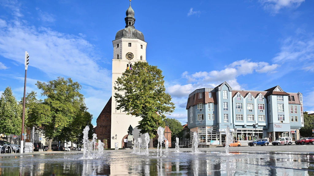 Blick auf die Paul-Gerhardt-Kirche und Wohnhäuser der Stadt Lübben im Landkreis Dahme-Spreewald