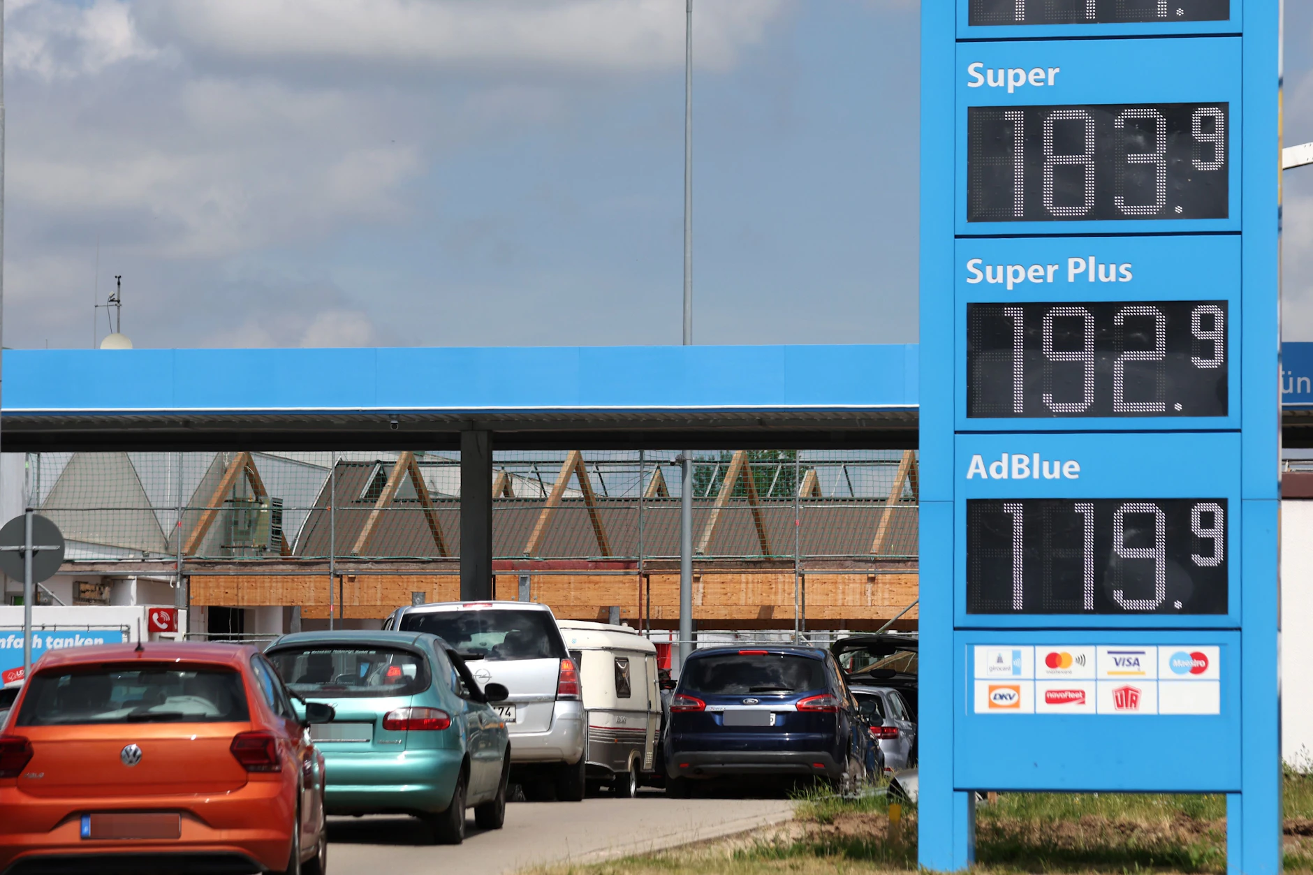 Nach dem Ende des Tankrabatts in Deutschland sind die Preise am Mittwoch wieder deutlich gestiegen.