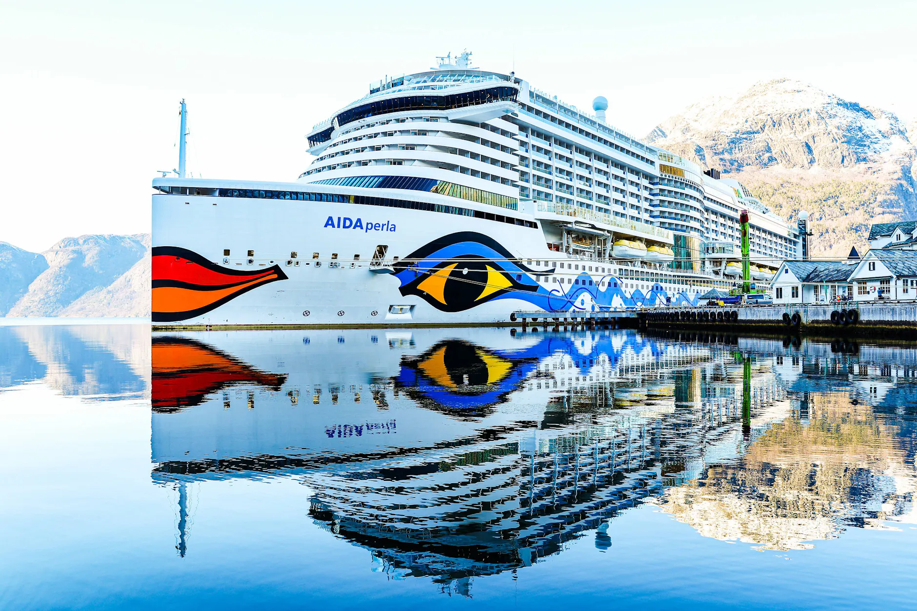 Die „AIDAperla“ liegt im April 2026 im Eidfjord/Norwegen.