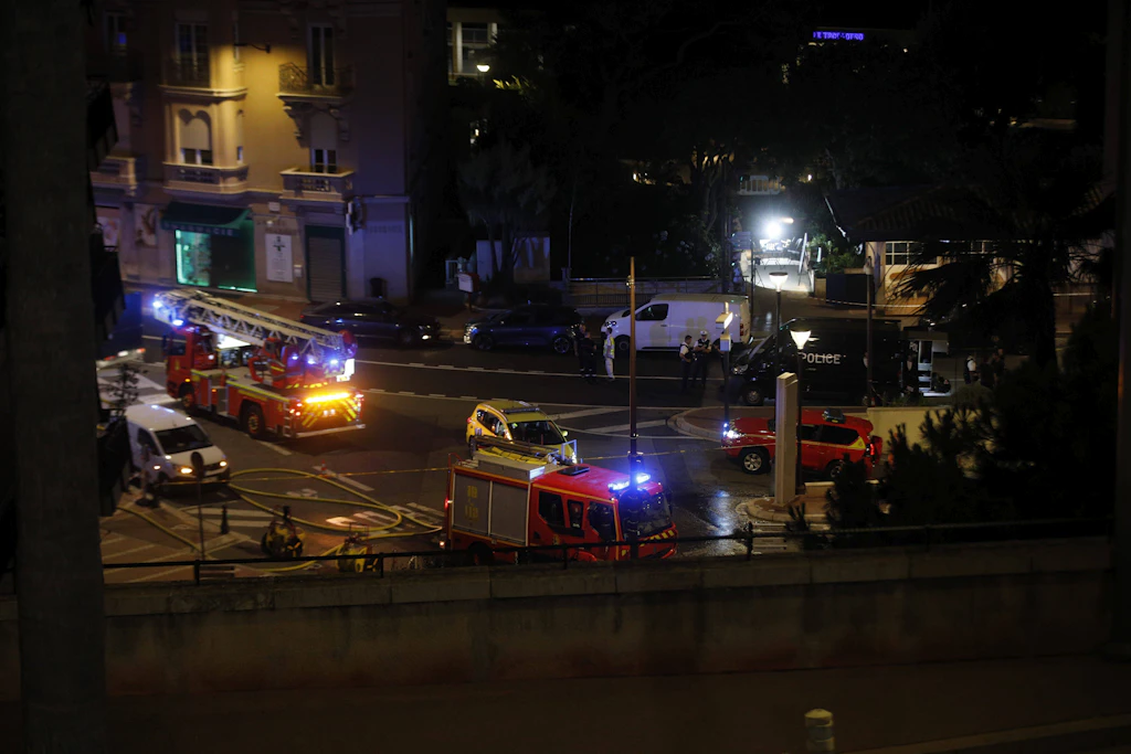 Die Polizei sichert den Bereich nach der Explosion vor einem Wohnhaus in Monaco.