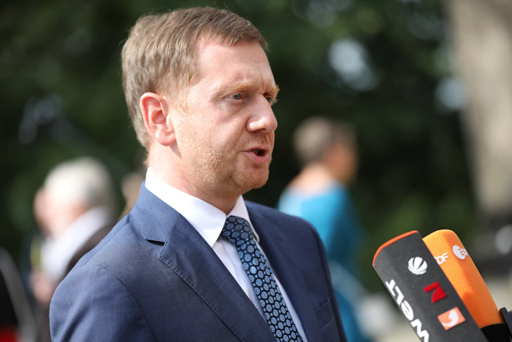 Möchte den Abbau von gutbezahlten Arbeitsplätzen in Westsachsen verhindern: Sachsens Ministerpräsident Michael Kretschmer kritisiert den VW-Konzern. 