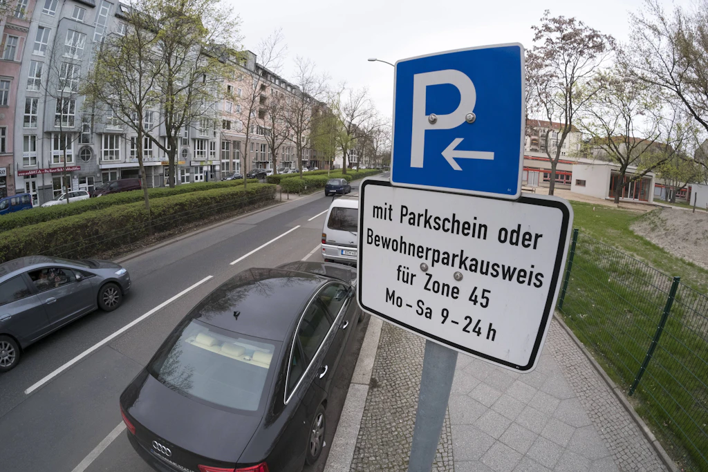 Parkzone in der Wichertstraße in Prenzlauer Berg: Derzeit kostet die Parkvignette für Anwohner 1020 Euro im Jahr. Andreas Knie fordert, dass die Gebühr auf 365 Euro steigt.