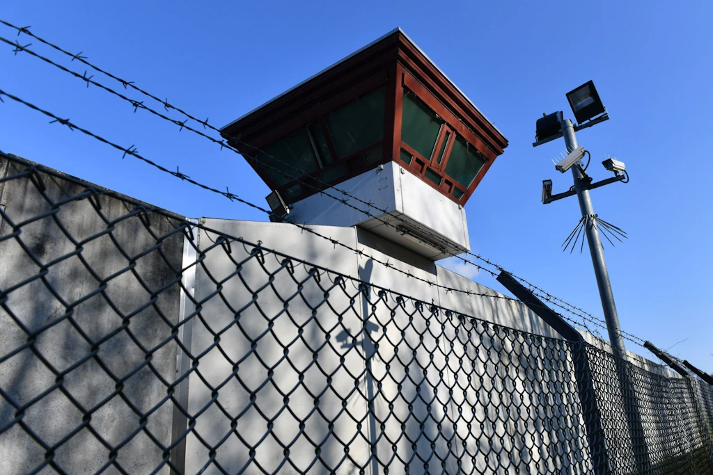 Sicherheitsleuchten und Überwachungskameras auf dem Gelände der Justizvollzugsanstalt Tegel.