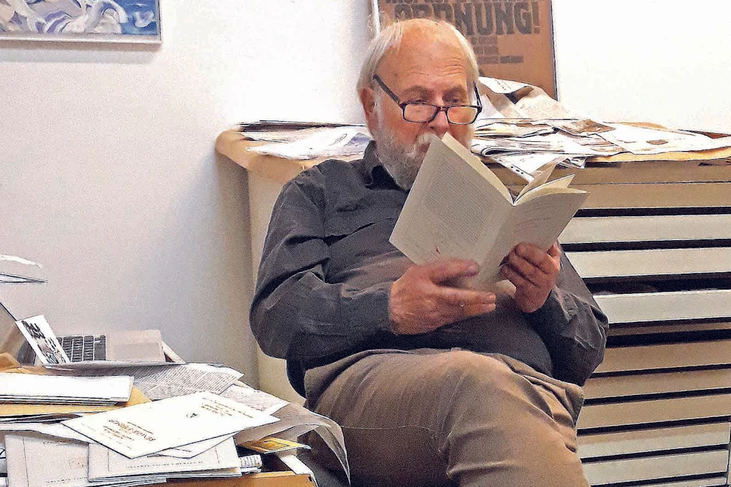 Klaus Märtens (1937–2026) vor seinem unergründlichen Grafikschrank in seiner Wilmersdorfer Galerie Taube