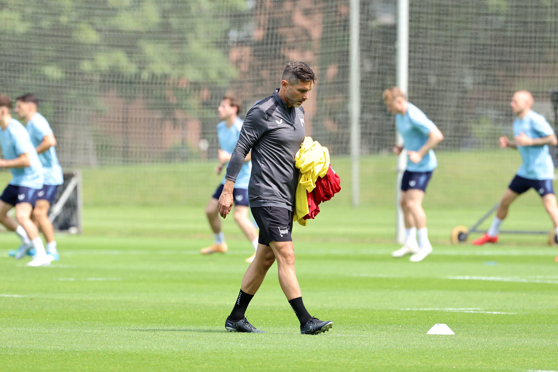 Trainer Stefan Leitl muss erstmal mit einem kleinen Kader bei Hertha BSC in die Saisonvorbereitung gehen. Neue Spieler kommen später.
