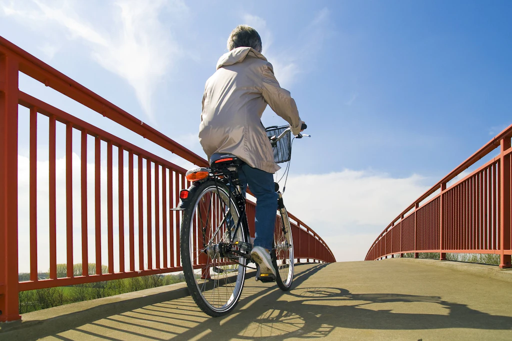 Hier ist die Welt noch in Ordnung: Frau mit Fahrrad.